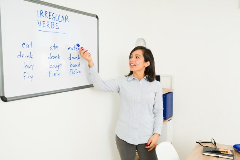 Profesora enseñando inglés